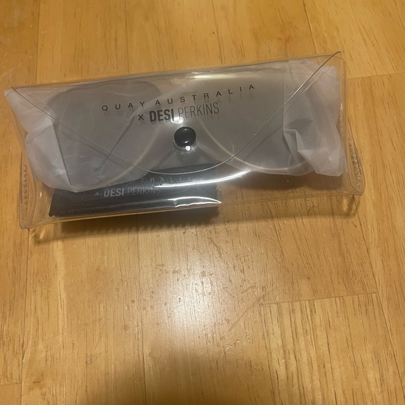 Quay Australia High Key Sunglasses - Gold/Gold | Desk Perkins Collaboration,NEW - Picture 4 of 14